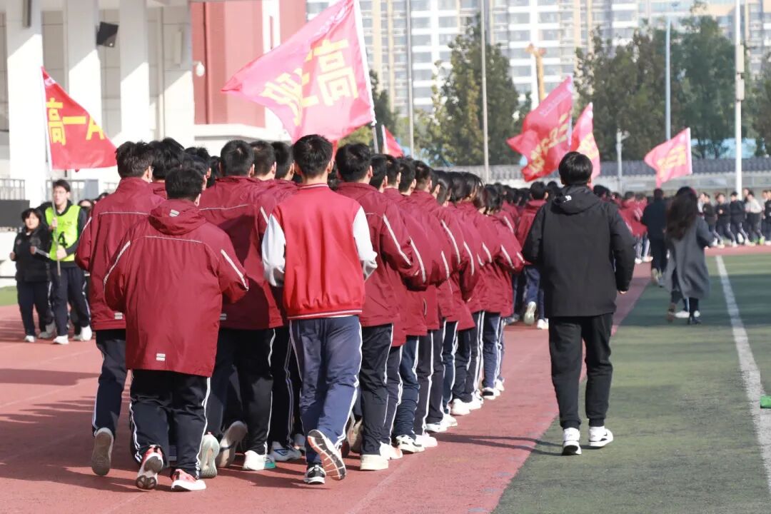 那个背影,定格在私立一中学生的青春里