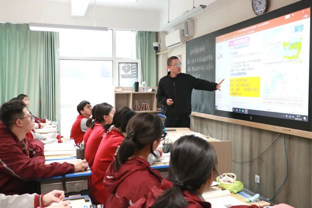 聚焦课堂深改革 听评赋能促提升丨私立一中校领导深入课堂开展听评课活动