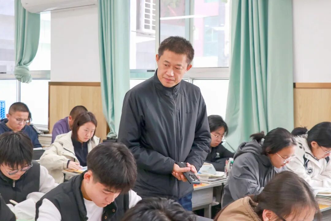 聚焦课堂深改革 听评赋能促提升丨私立一中校领导深入课堂开展听评课活动