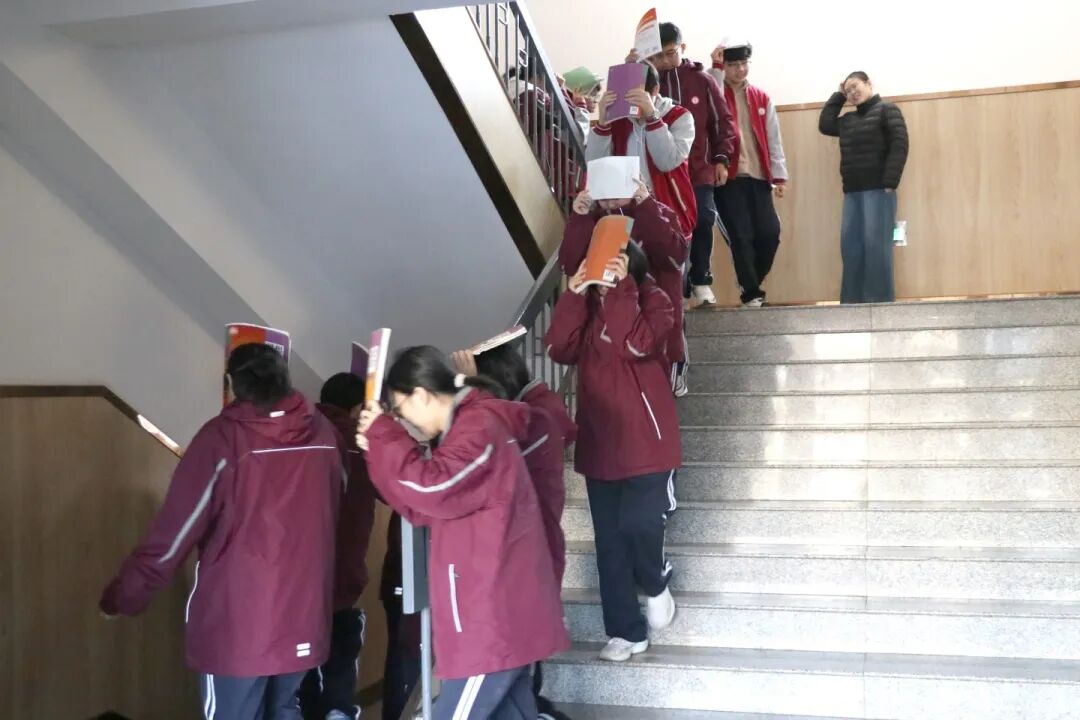 居安思危 防范未然丨我校举行防震应急疏散实战演练