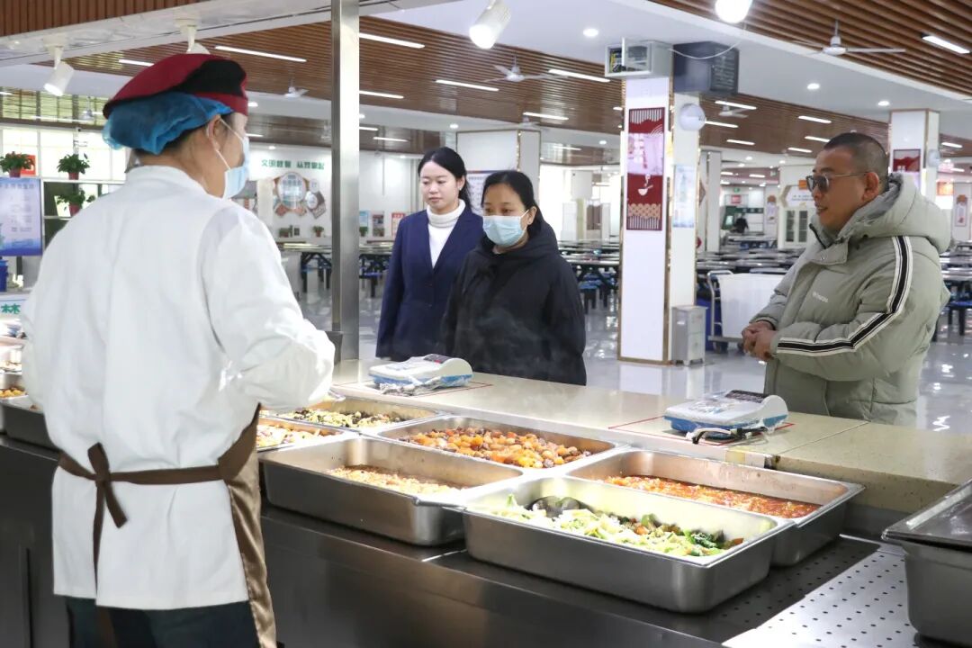 家校共“餐”话成长丨私立一中家长陪餐活动温馨纪实