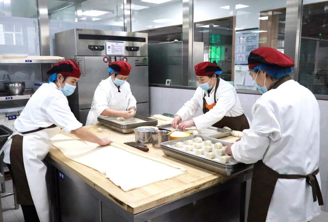 家校共“餐”话成长丨私立一中家长陪餐活动温馨纪实