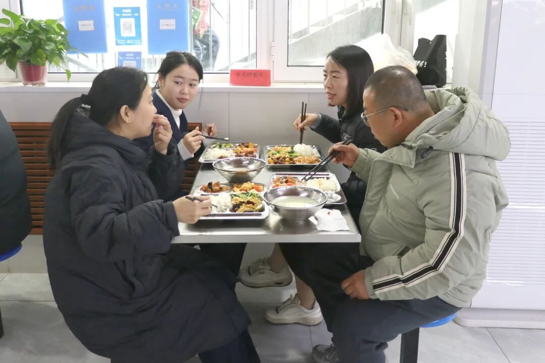 家校共“餐”话成长丨私立一中家长陪餐活动温馨纪实