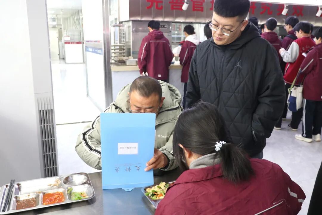 家校共“餐”话成长丨私立一中家长陪餐活动温馨纪实