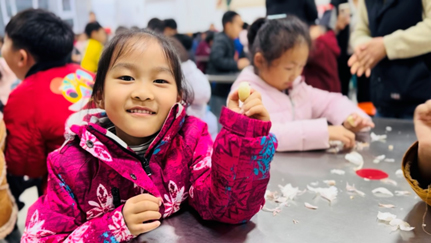 小小手指巧剥蒜  劳动实践促成长