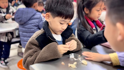 小小手指巧剥蒜  劳动实践促成长