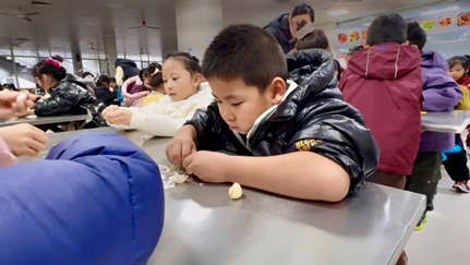 小小手指巧剥蒜  劳动实践促成长