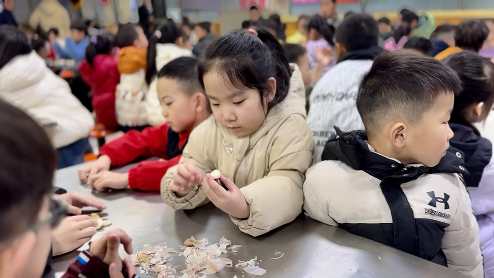 小小手指巧剥蒜  劳动实践促成长