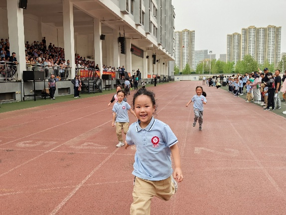 阳光体育节：童年跃动，梦想启航