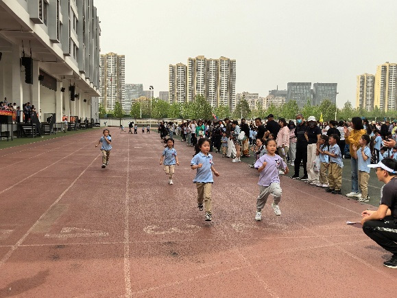 阳光体育节：童年跃动，梦想启航