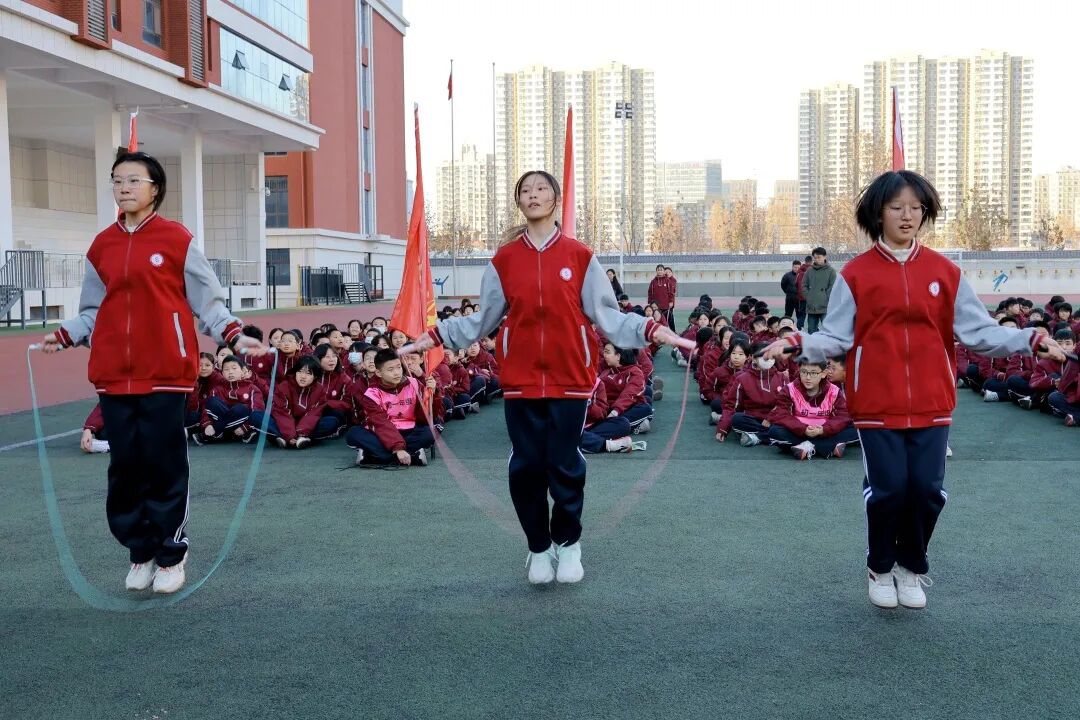 跃动青春，绳采飞扬！ 私立一中初一跳绳赛见证速度与团结的荣光