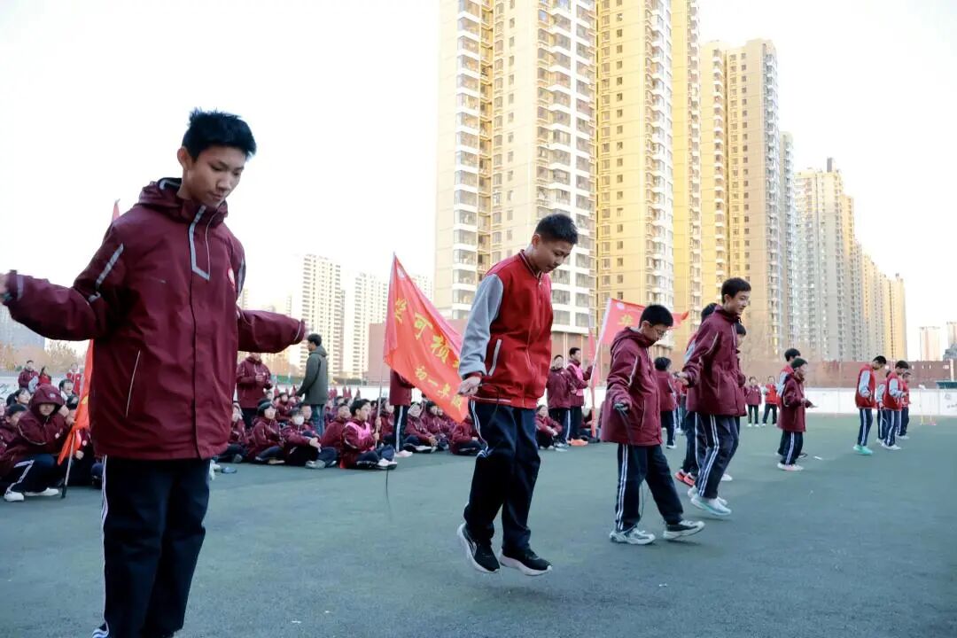 跃动青春，绳采飞扬！ 私立一中初一跳绳赛见证速度与团结的荣光