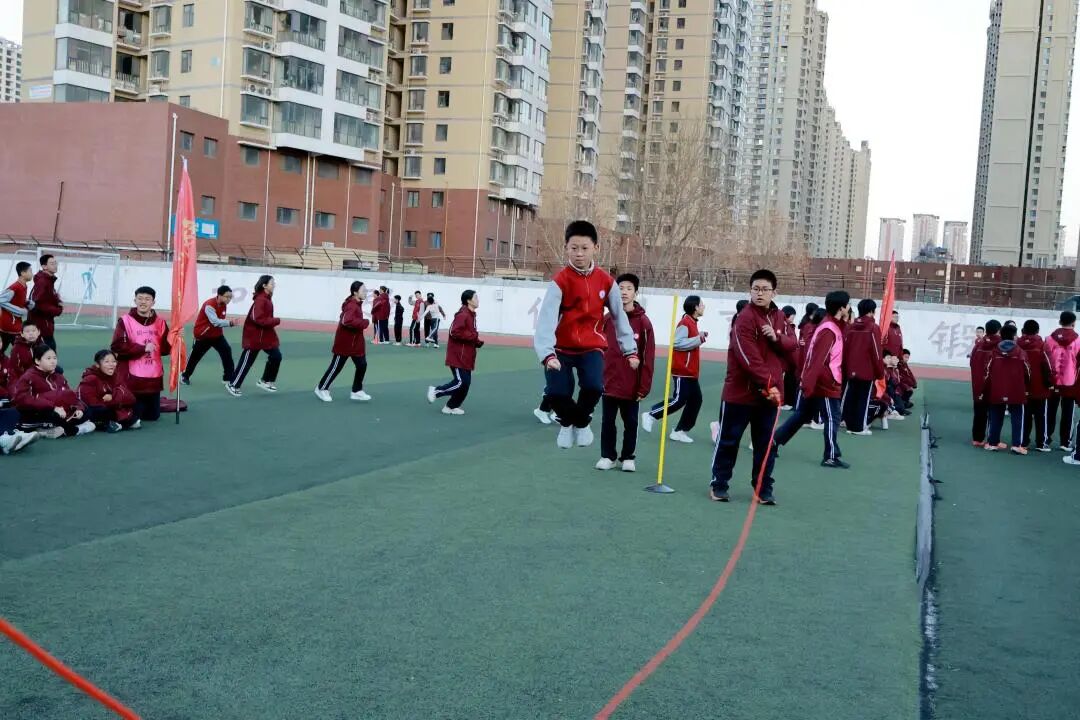 跃动青春，绳采飞扬！ 私立一中初一跳绳赛见证速度与团结的荣光