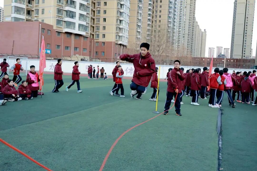 跃动青春，绳采飞扬！ 私立一中初一跳绳赛见证速度与团结的荣光
