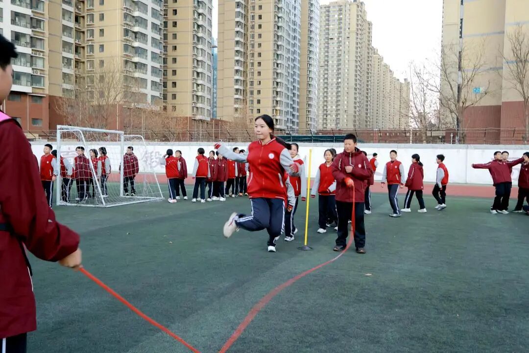 跃动青春，绳采飞扬！ 私立一中初一跳绳赛见证速度与团结的荣光