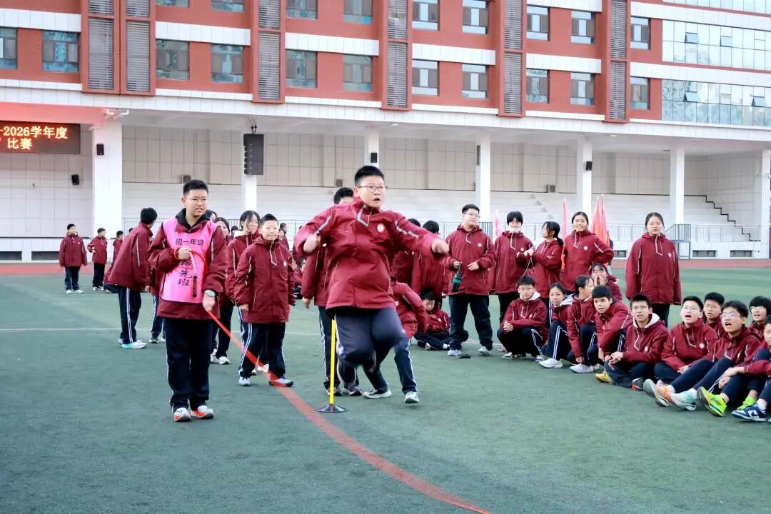 跃动青春，绳采飞扬！ 私立一中初一跳绳赛见证速度与团结的荣光