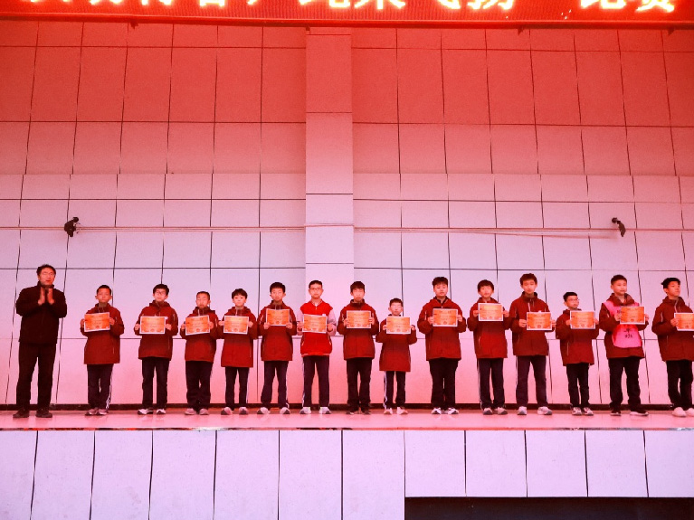 跃动青春，绳采飞扬！ 私立一中初一跳绳赛见证速度与团结的荣光