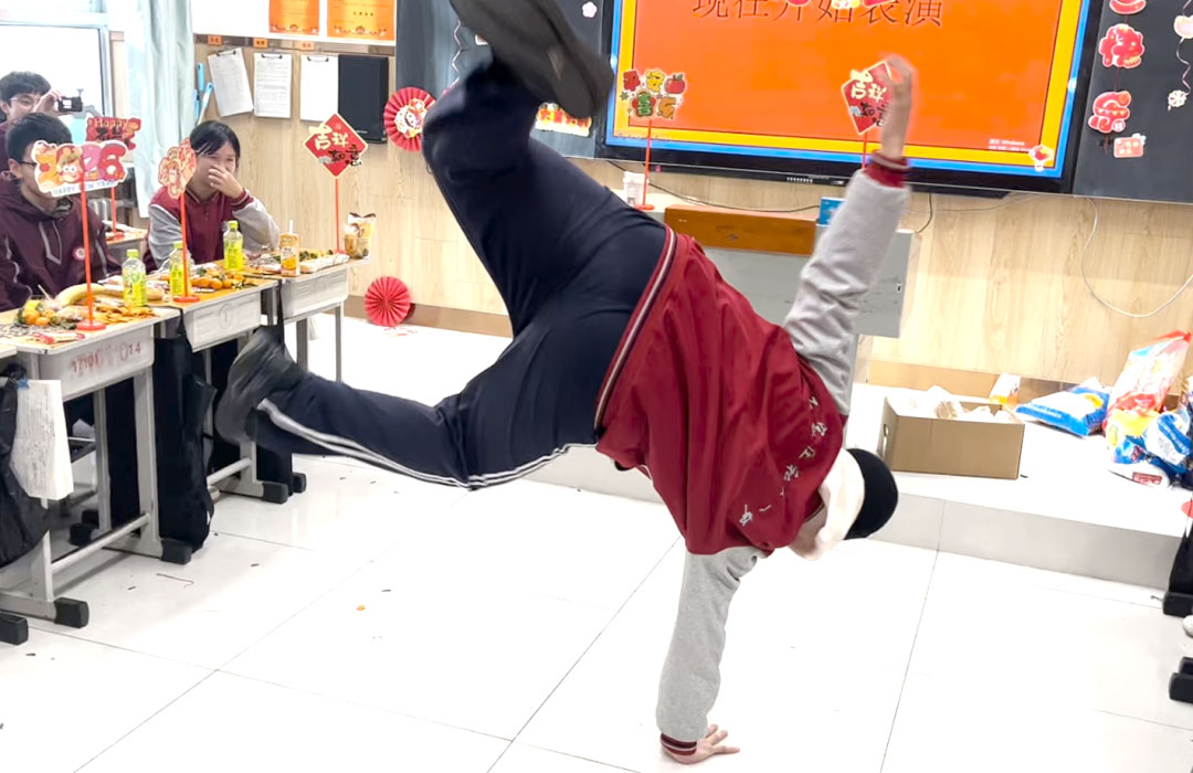 元旦狂欢,岁末教室里的诗与歌丨私立一中学生元旦联欢活动温情举行