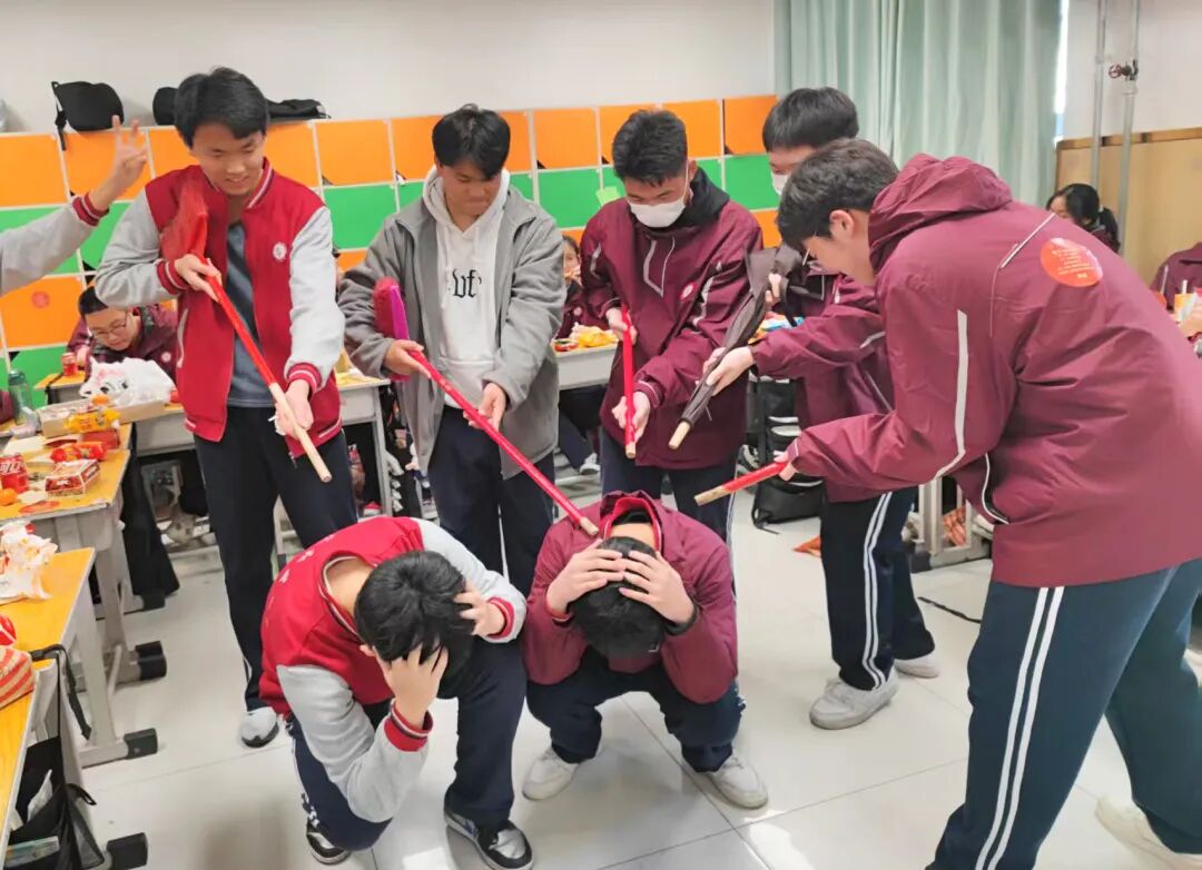 元旦狂欢,岁末教室里的诗与歌丨私立一中学生元旦联欢活动温情举行