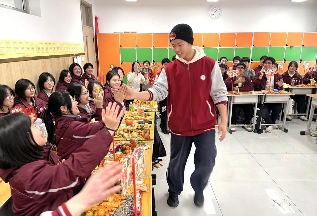 元旦狂欢,岁末教室里的诗与歌丨私立一中学生元旦联欢活动温情举行