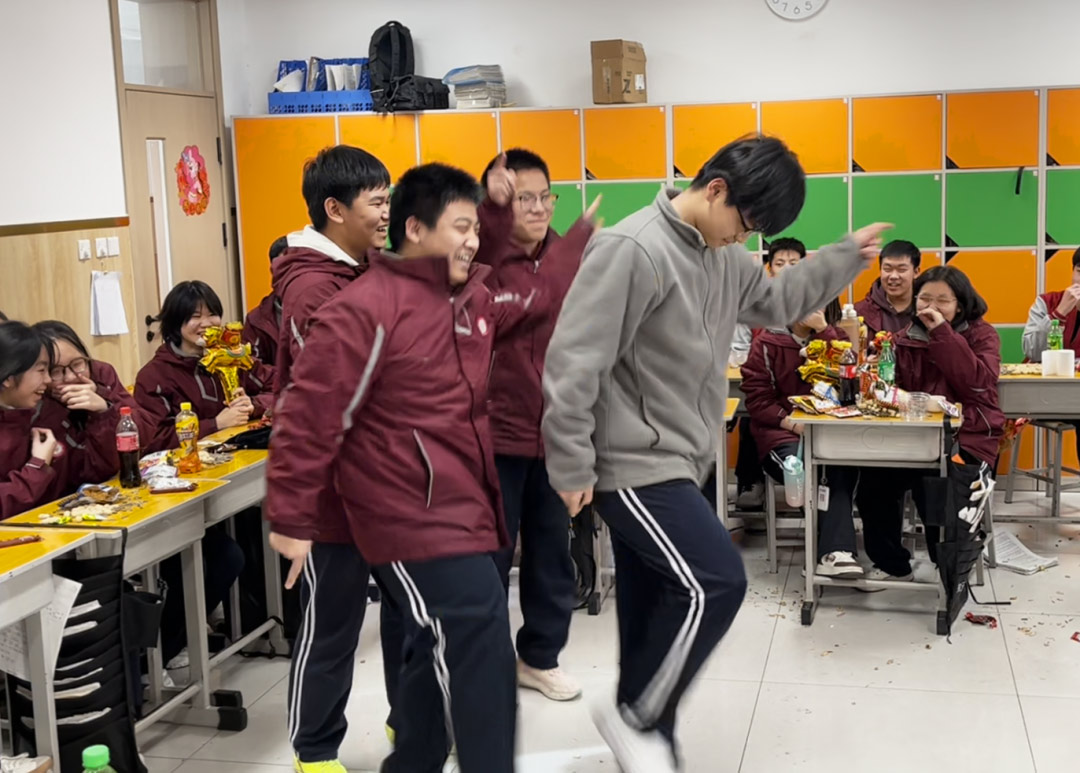 元旦狂欢,岁末教室里的诗与歌丨私立一中学生元旦联欢活动温情举行