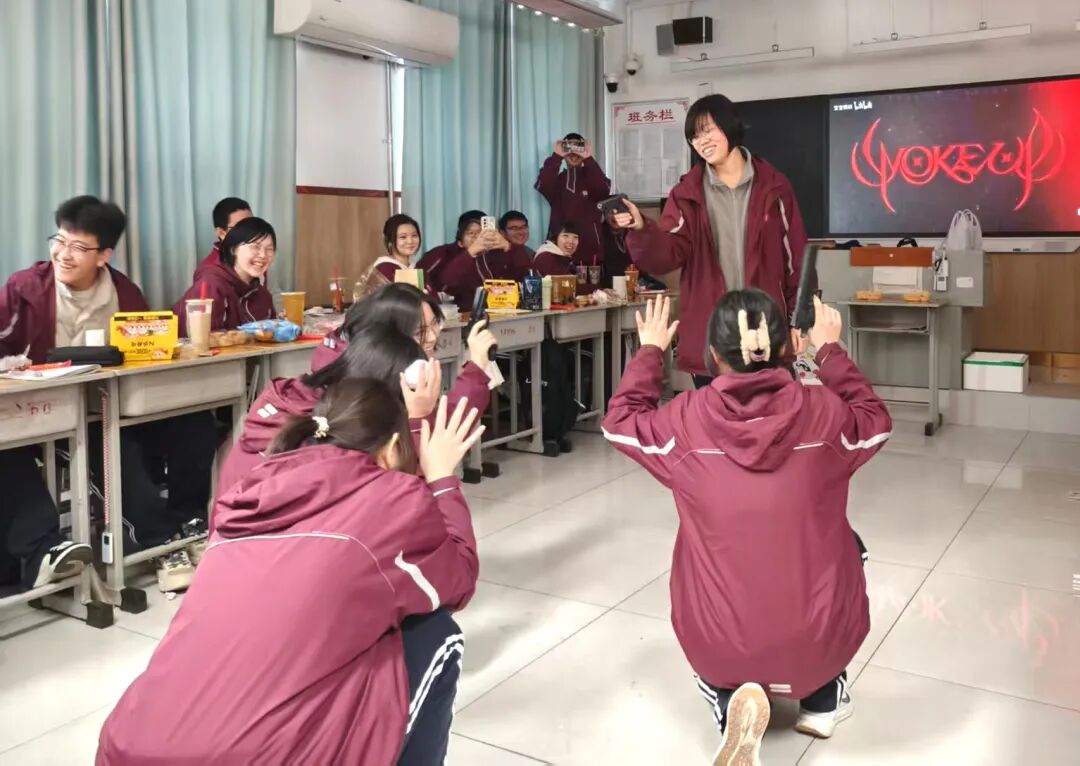 元旦狂欢,岁末教室里的诗与歌丨私立一中学生元旦联欢活动温情举行