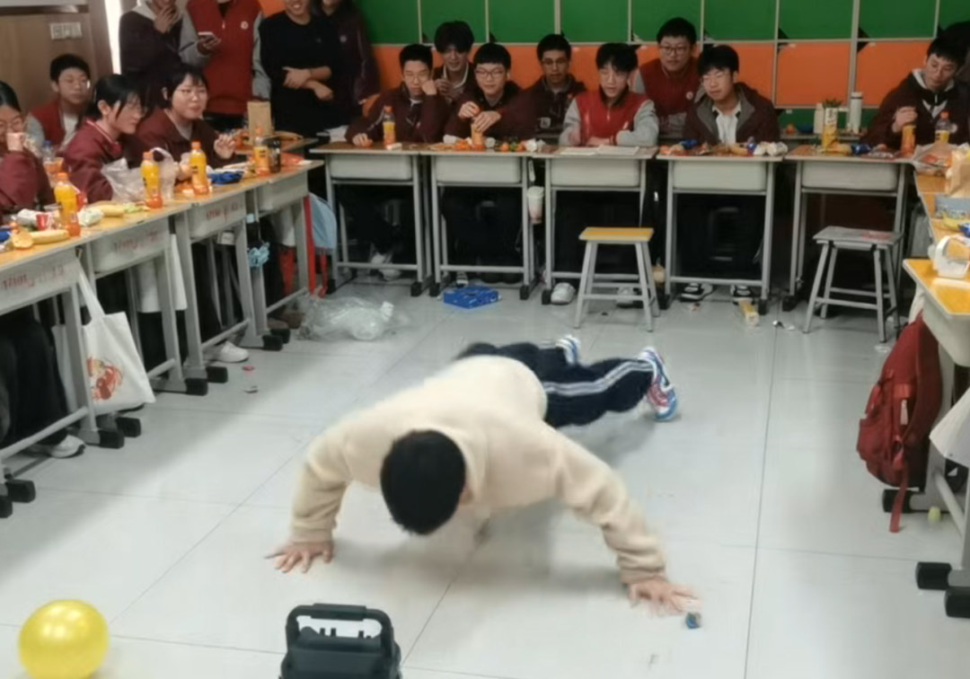 元旦狂欢,岁末教室里的诗与歌丨私立一中学生元旦联欢活动温情举行