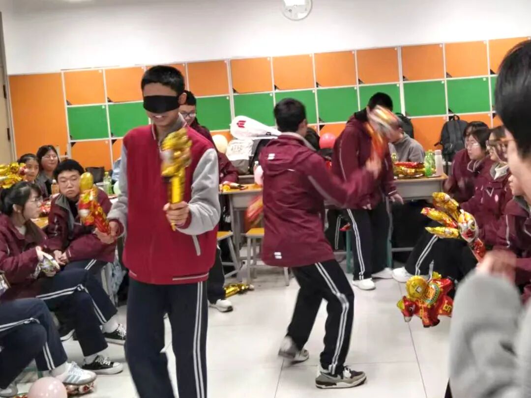 元旦狂欢,岁末教室里的诗与歌丨私立一中学生元旦联欢活动温情举行