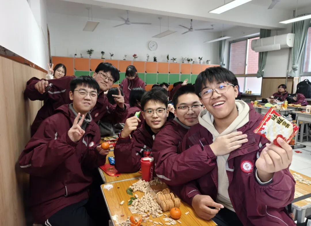 元旦狂欢,岁末教室里的诗与歌丨私立一中学生元旦联欢活动温情举行