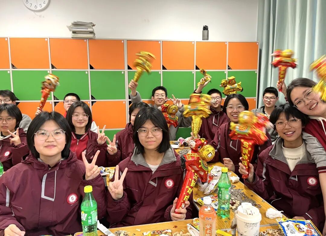 元旦狂欢,岁末教室里的诗与歌丨私立一中学生元旦联欢活动温情举行