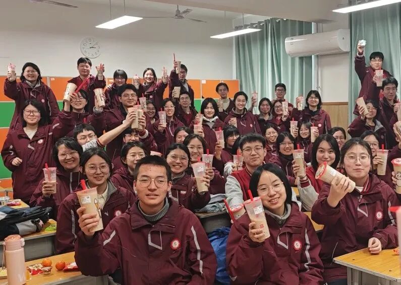 元旦狂欢,岁末教室里的诗与歌丨私立一中学生元旦联欢活动温情举行