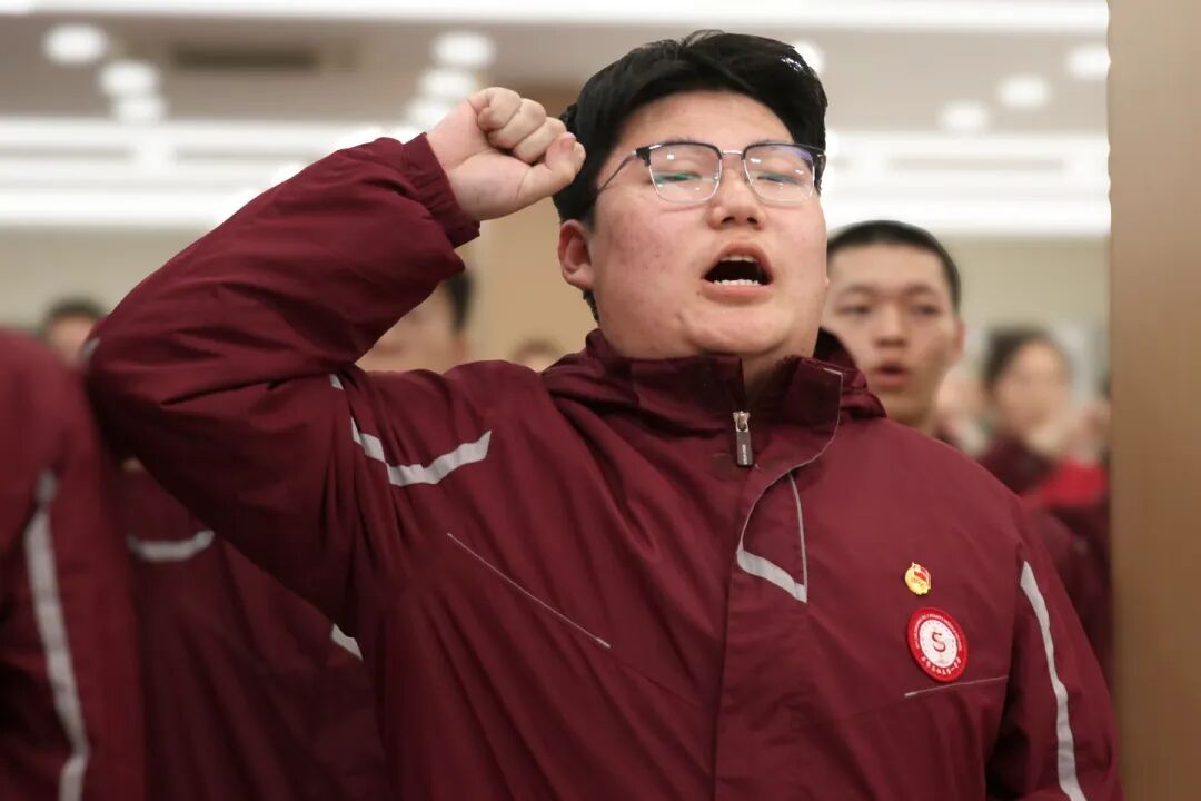 青春向党 筑梦启航丨我校高中学子隆重举行新团员入团仪式
