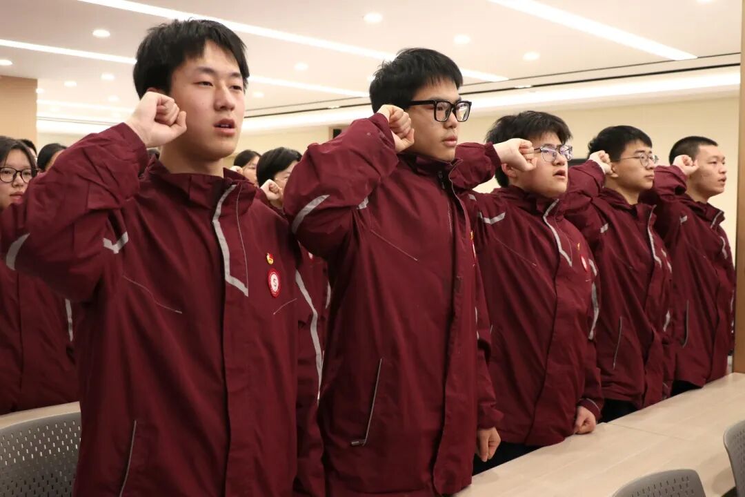 青春向党 筑梦启航丨我校高中学子隆重举行新团员入团仪式