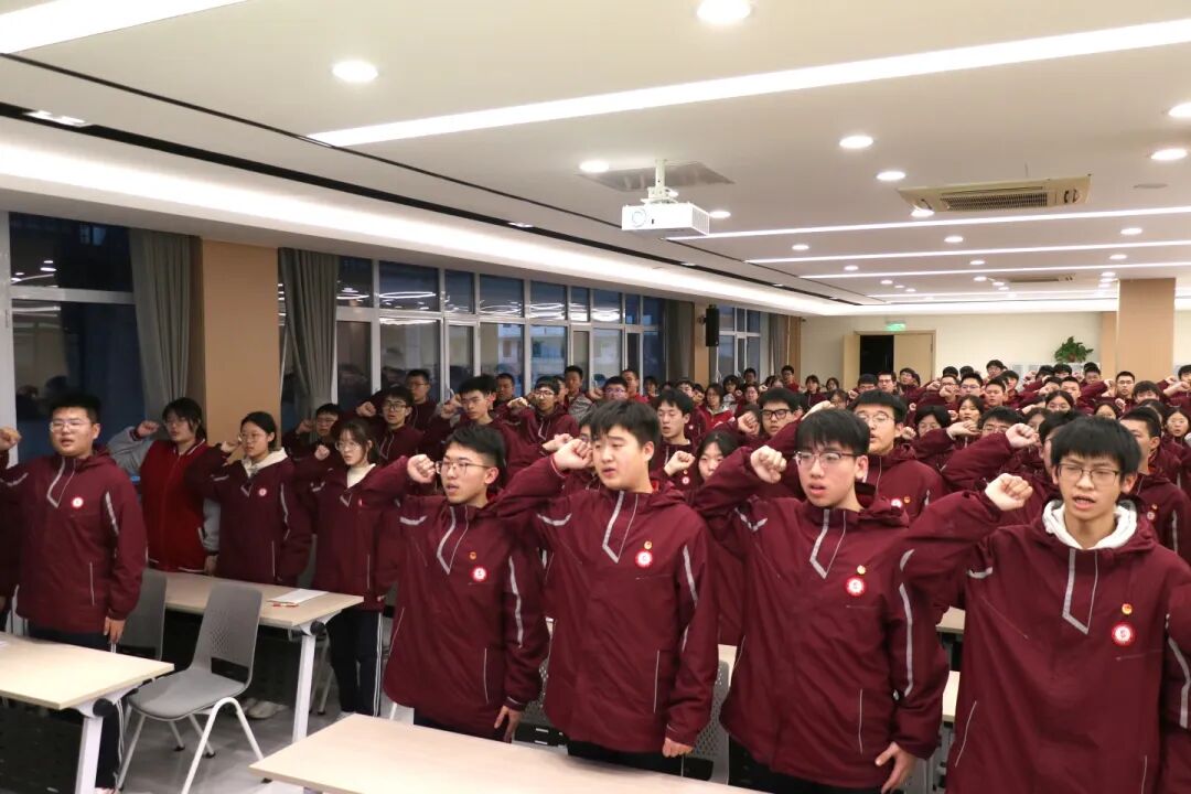 青春向党 筑梦启航丨我校高中学子隆重举行新团员入团仪式