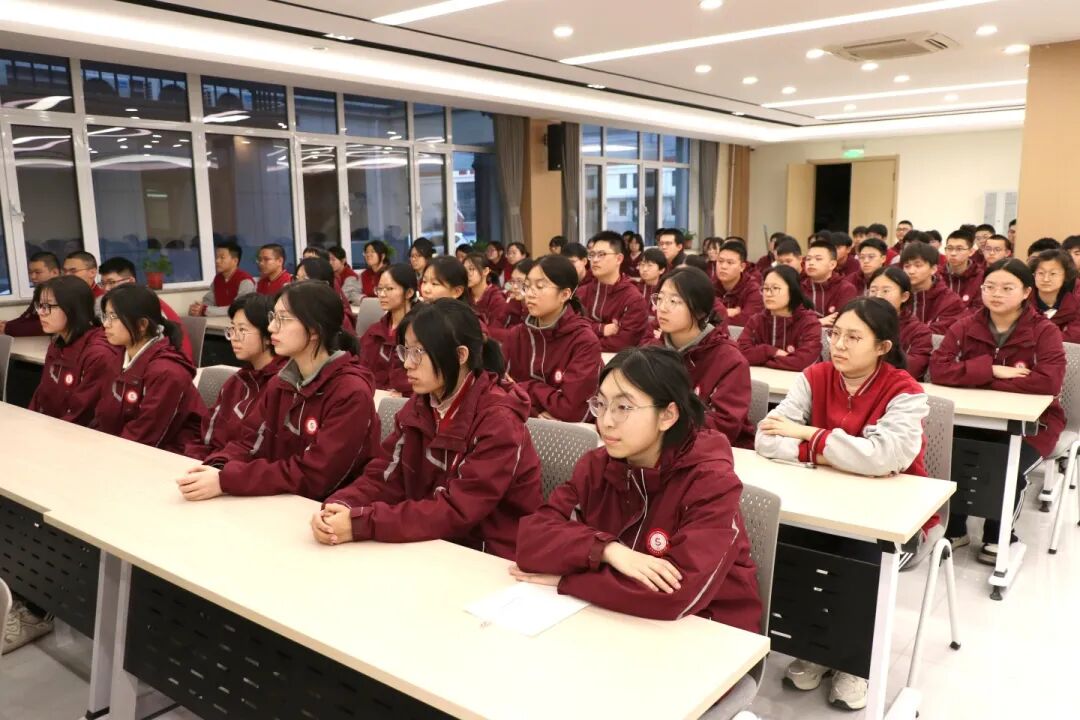 青春向党 筑梦启航丨我校高中学子隆重举行新团员入团仪式