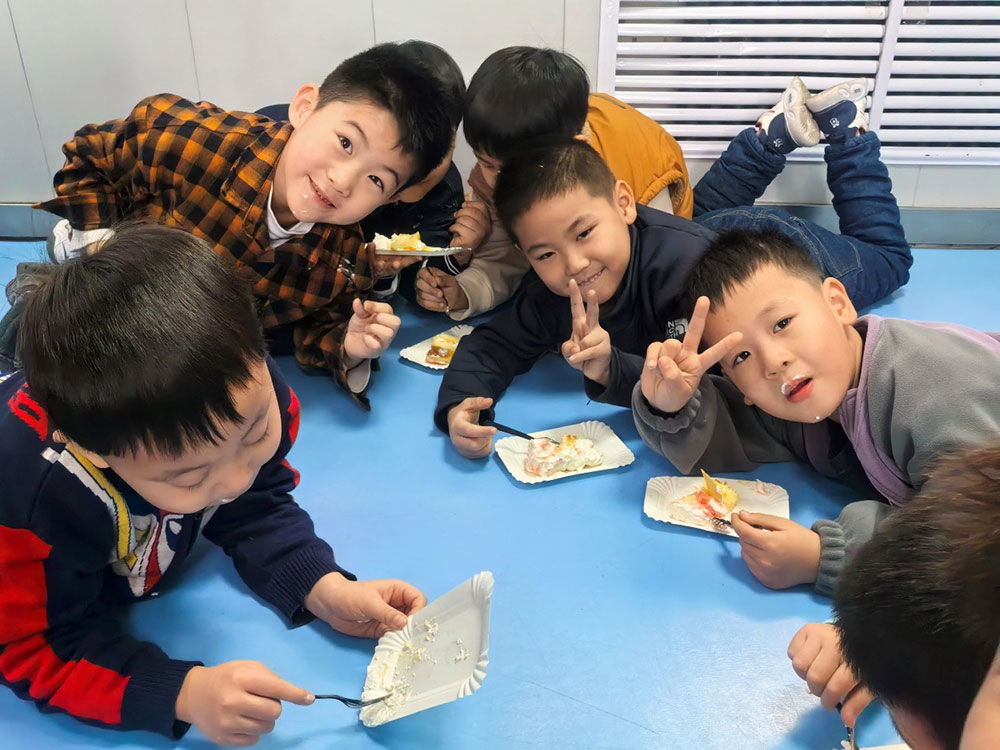 辞旧迎新享童趣，萌娃欢喜迎新年