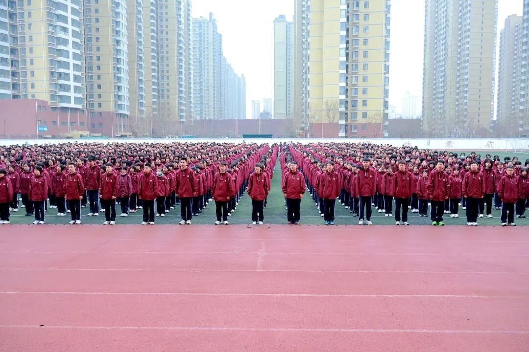 策马扬鞭正当时，传承雷锋启新程 | 私立一中初中部2025-2026度第二学期开学典礼暨“学雷锋树新风”主题月启动仪式