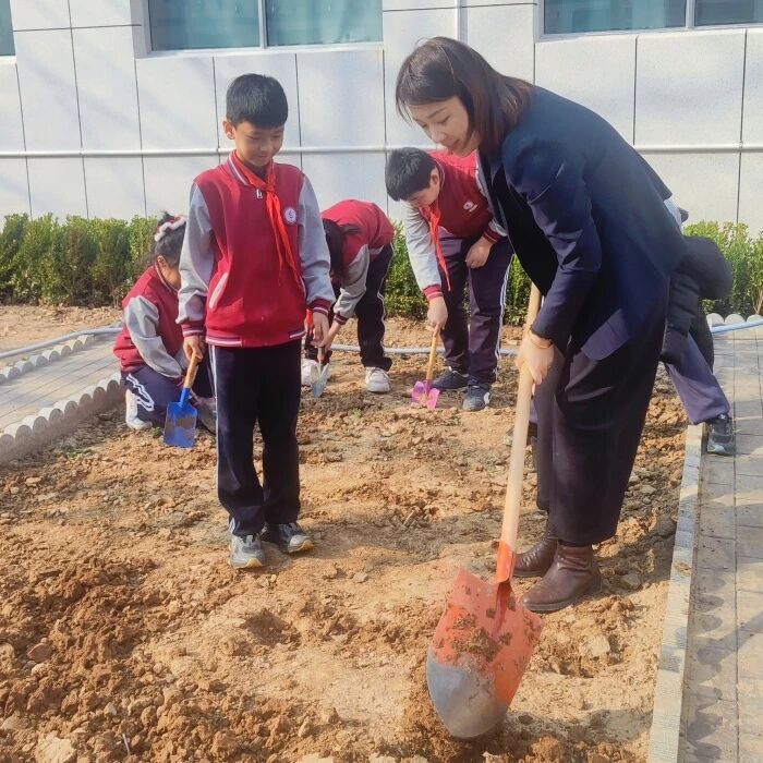 【立小 • 课程】不负春光 为绿充“植”｜立小种植园正式开园啦~