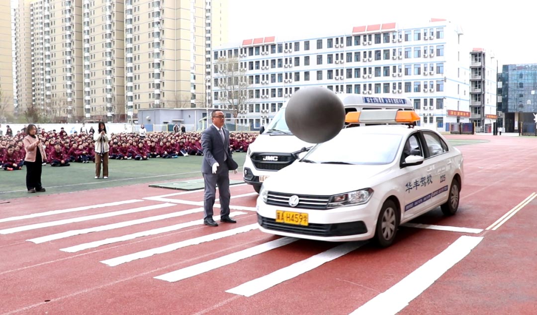 高新区交警把交通规则搬进私立一中“课堂”