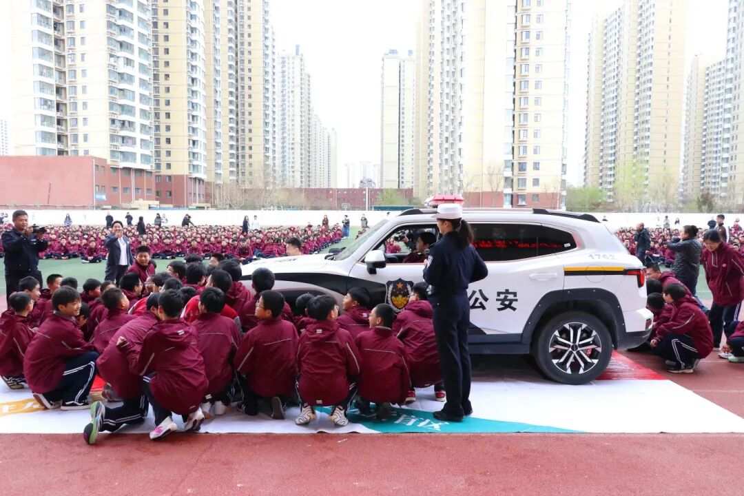 高新区交警把交通规则搬进私立一中“课堂”