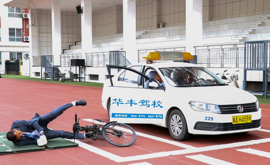 高新区交警把交通规则搬进私立一中“课堂”