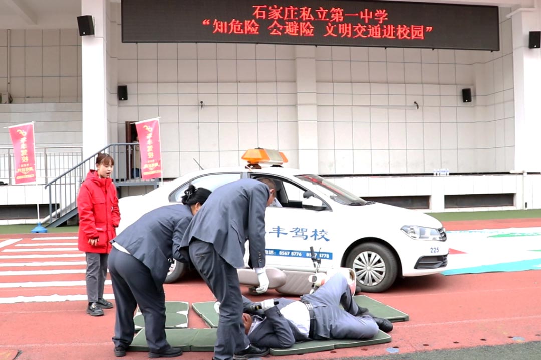 高新区交警把交通规则搬进私立一中“课堂”