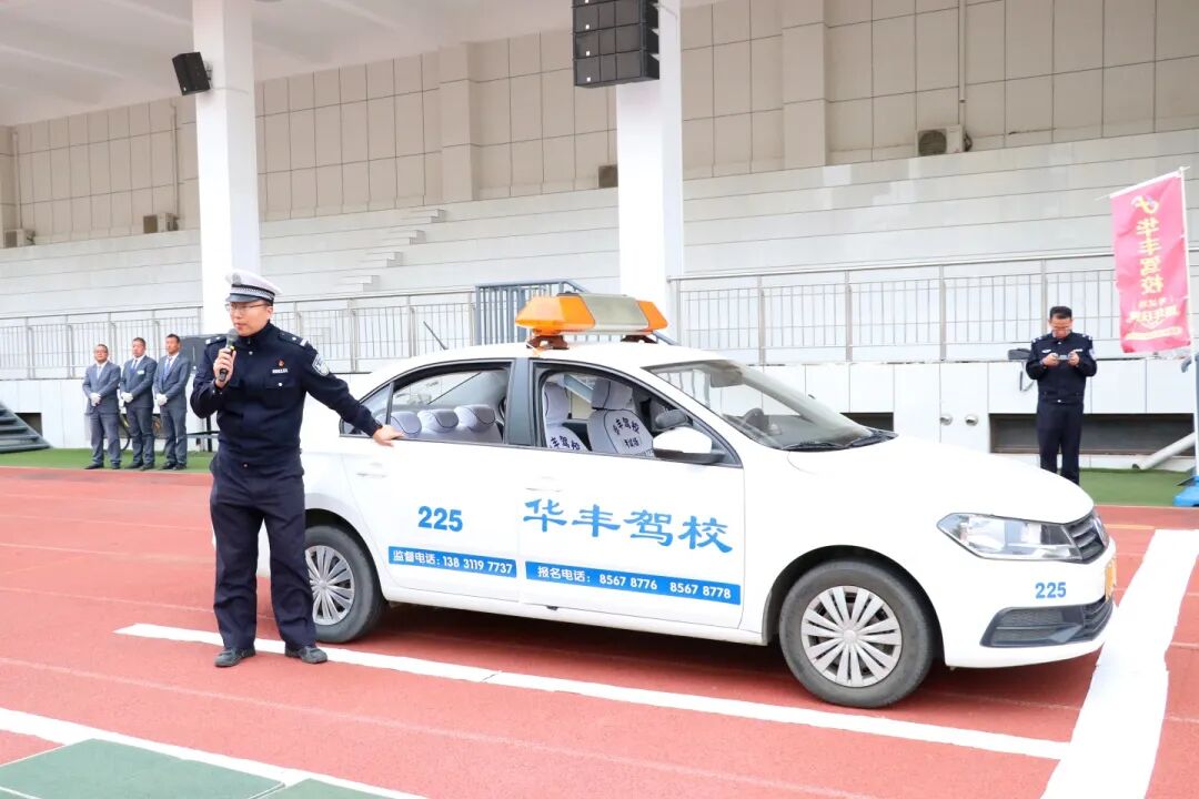 高新区交警把交通规则搬进私立一中“课堂”