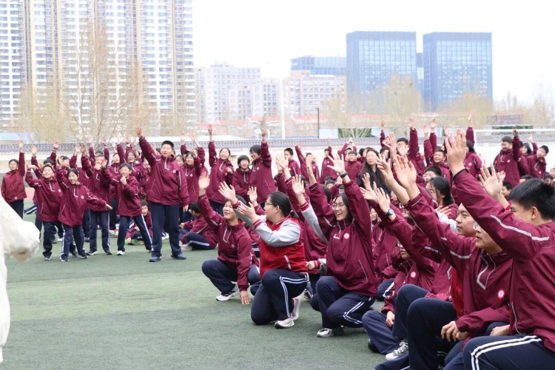 高新区交警把交通规则搬进私立一中“课堂”