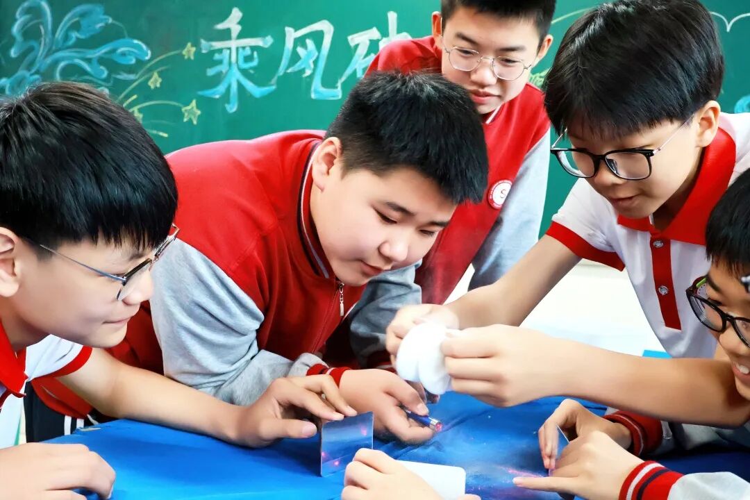 光之魔法阵燃爆课堂！解锁科学新玩法！ | 石家庄私立一中初中部趣味科学实践课