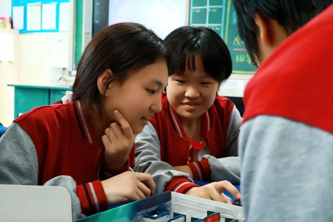 光之魔法阵燃爆课堂！解锁科学新玩法！ | 石家庄私立一中初中部趣味科学实践课