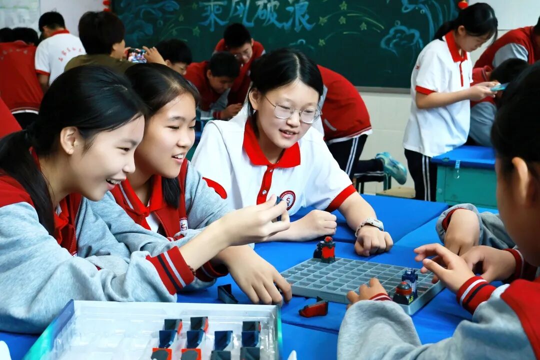 光之魔法阵燃爆课堂！解锁科学新玩法！ | 石家庄私立一中初中部趣味科学实践课