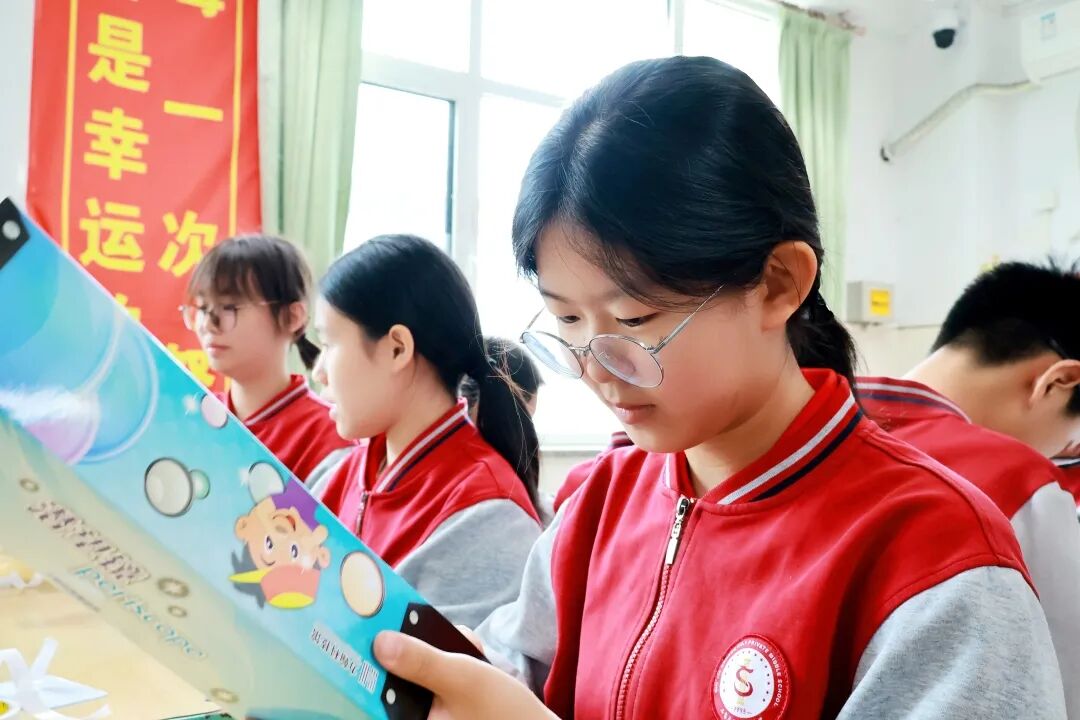 光之魔法阵燃爆课堂！解锁科学新玩法！ | 石家庄私立一中初中部趣味科学实践课