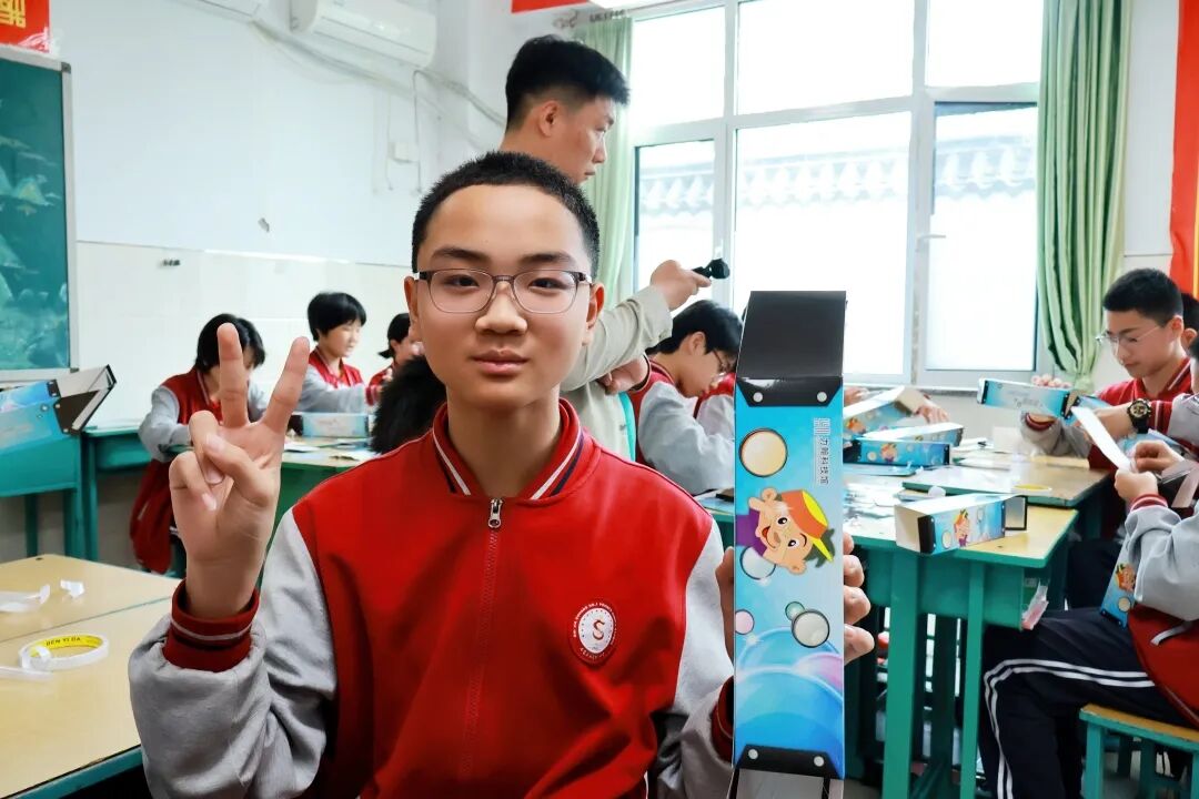 光之魔法阵燃爆课堂！解锁科学新玩法！ | 石家庄私立一中初中部趣味科学实践课