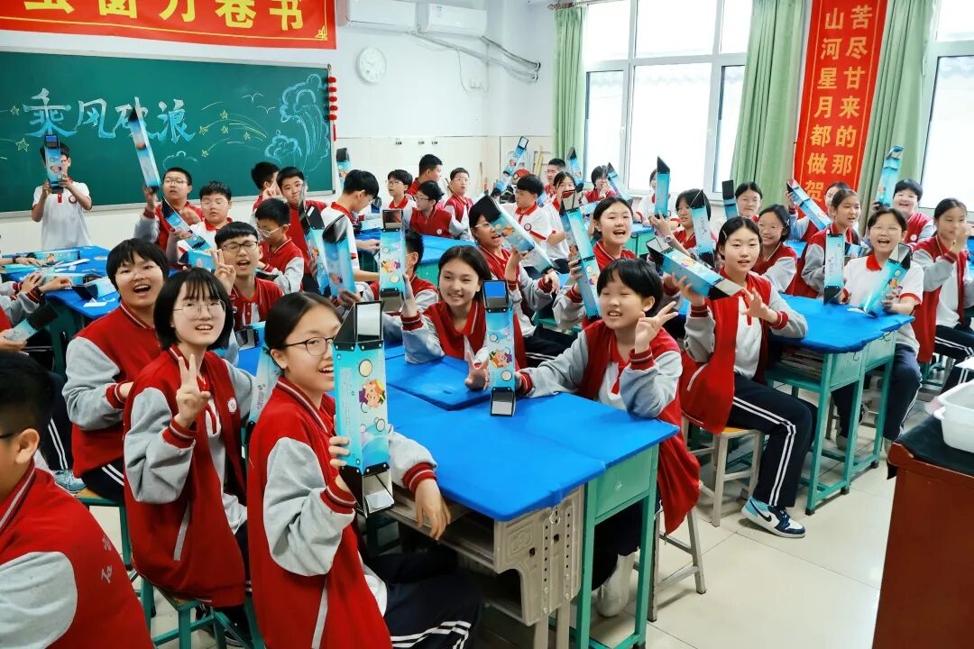 光之魔法阵燃爆课堂！解锁科学新玩法！ | 石家庄私立一中初中部趣味科学实践课